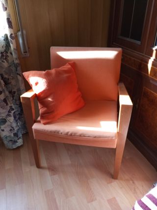 Sillón individual de tela y madera maciza.