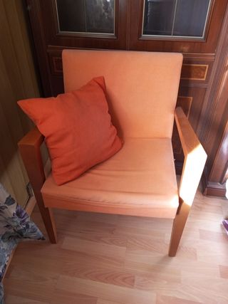 Sillón individual de tela y madera maciza.