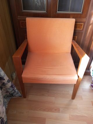 Sillón individual de tela y madera maciza.