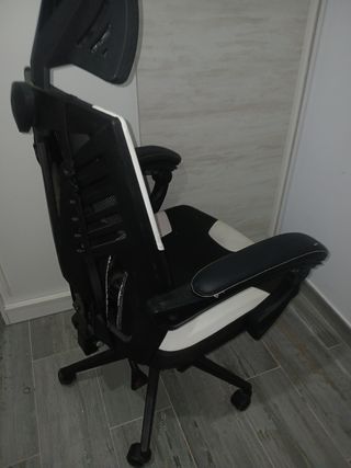 Silla Gamer Huzaro Negra y Blanca