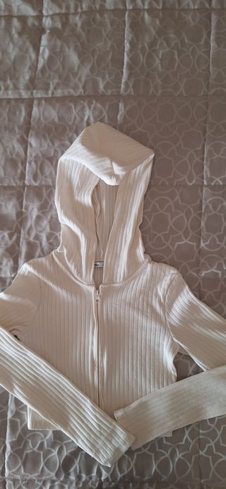 Chaqueta corta con capucha blanca