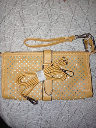 Bolso dorado con detalles cuadrados