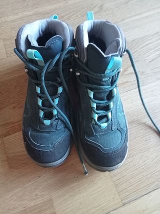 Botas de montaña grises y turquesa