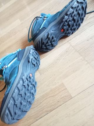 Botas de montaña grises y turquesa