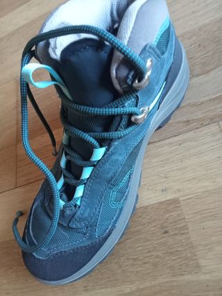 Botas de montaña grises y turquesa