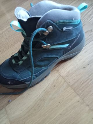 Botas de montaña grises y turquesa