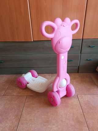 Patinete infantil rosa con diseño de jirafa
