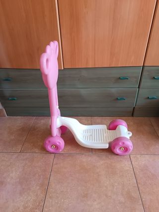 Patinete infantil rosa con diseño de jirafa