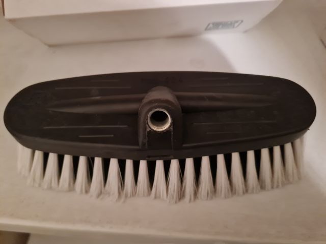 Cepillo para autobuses con paso de agua