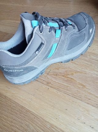 Zapatos de montaña grises y turquesa