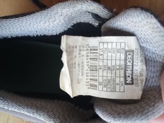Zapatos de montaña grises y turquesa