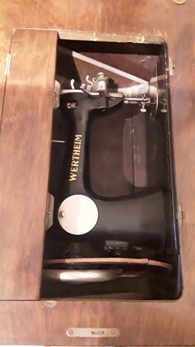 Máquina de coser Wertheim antigua con mueble.