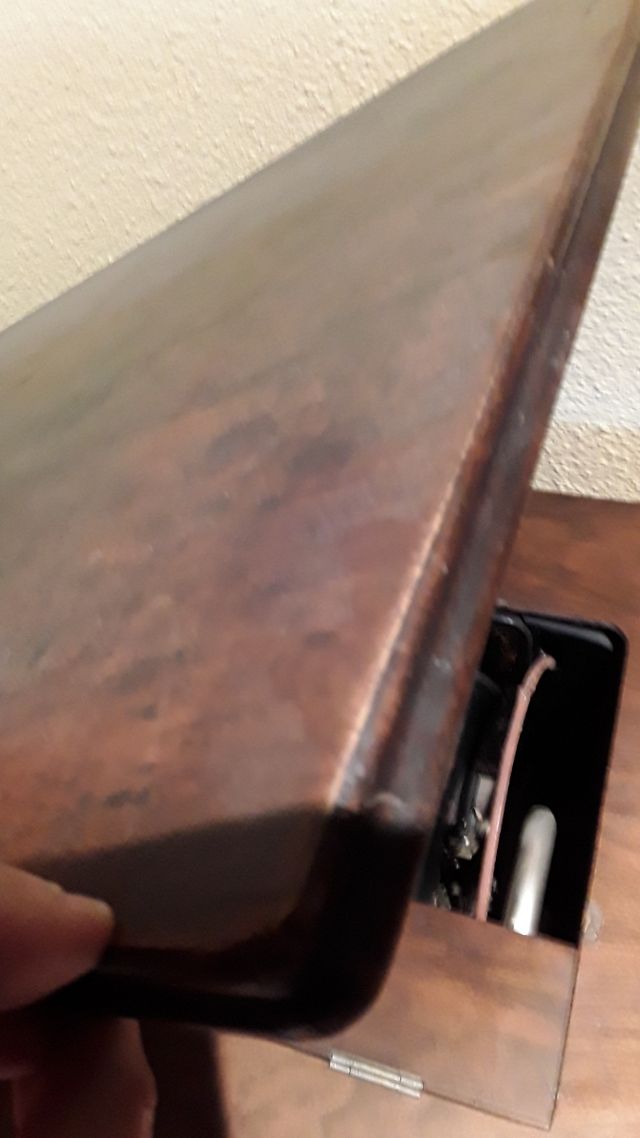 Máquina de coser Wertheim antigua con mueble.