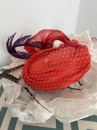 Tocado de fiesta con plumas