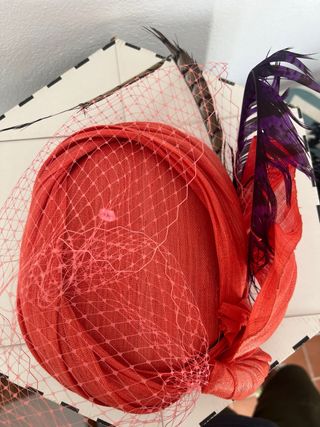 Tocado de fiesta con plumas