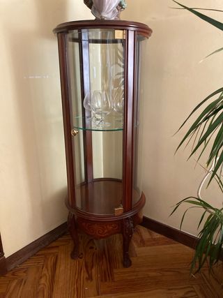 Vitrina expositora redonda de madera y cristal