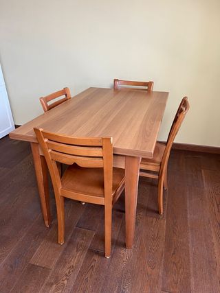 Tavolo e 4 sedie in legno