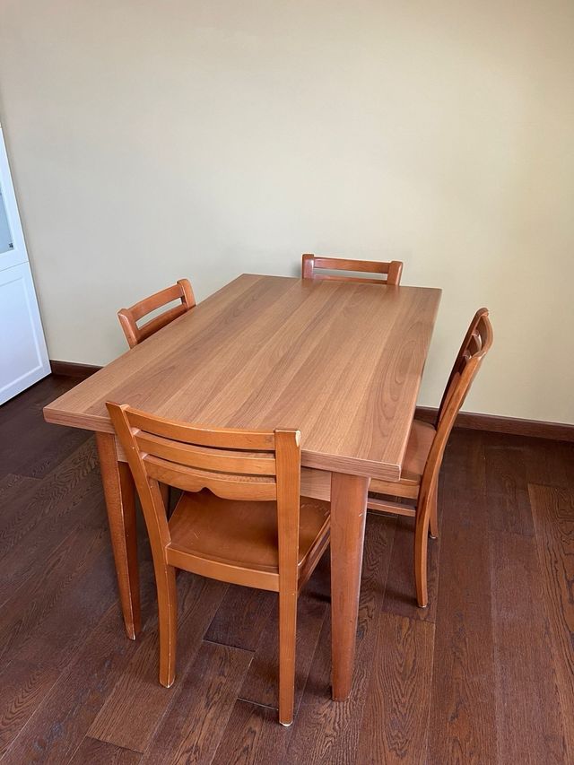 Tavolo e 4 sedie in legno