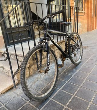 Bicicleta de montaña negra