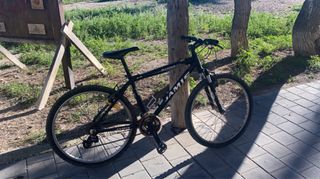 Bicicleta de montaña negra