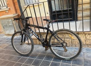 Bicicleta de montaña negra