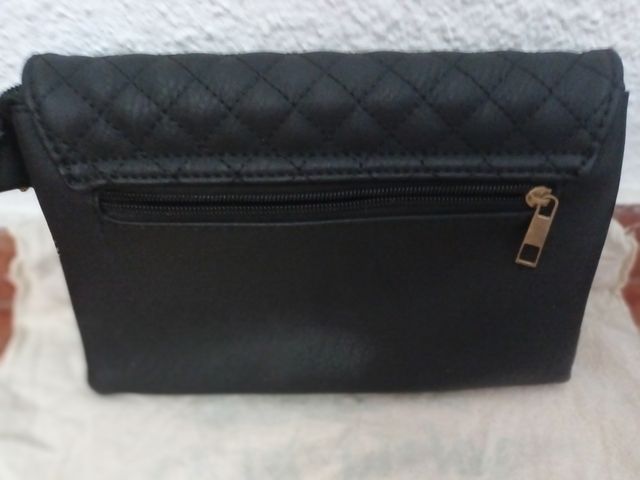 Bolso negro acolchado con cremallera