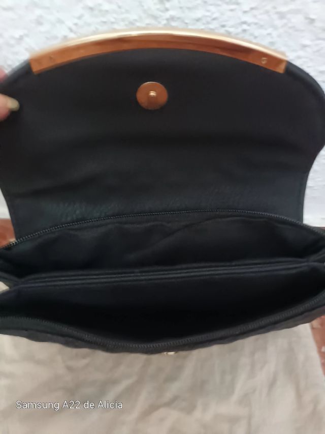 Bolso negro acolchado con cremallera