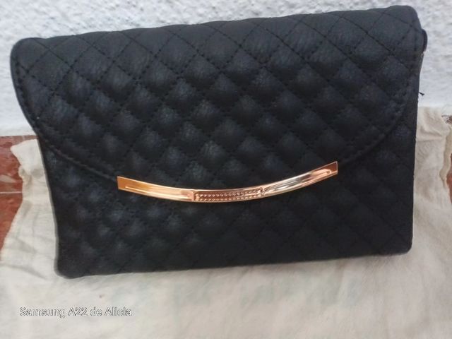 Bolso negro acolchado con cremallera