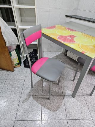 Mesa de cocina con 2 sillas