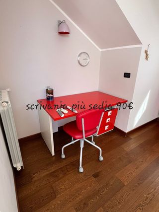 Scrivania rossa con sedia rossa