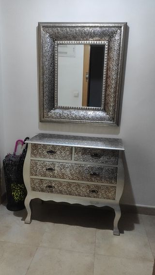 Mueble de entrada con espejo plateado