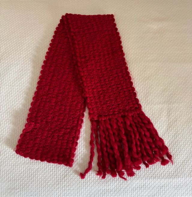 Bufanda de lana roja con flecos