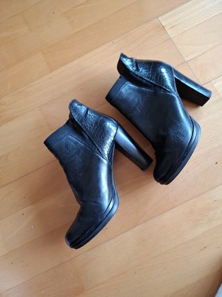 Botines de Piel Tacón 7 cm Negros marca Wonders