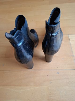 Botines de Piel Tacón 7 cm Negros marca Wonders