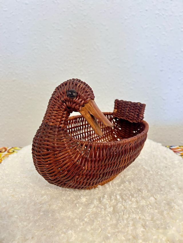 Cesta decorativa de mimbre con forma de pato