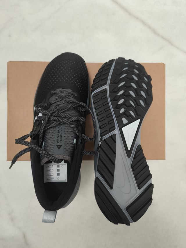 Nike Pegasus Trail 4 Negro/Gris