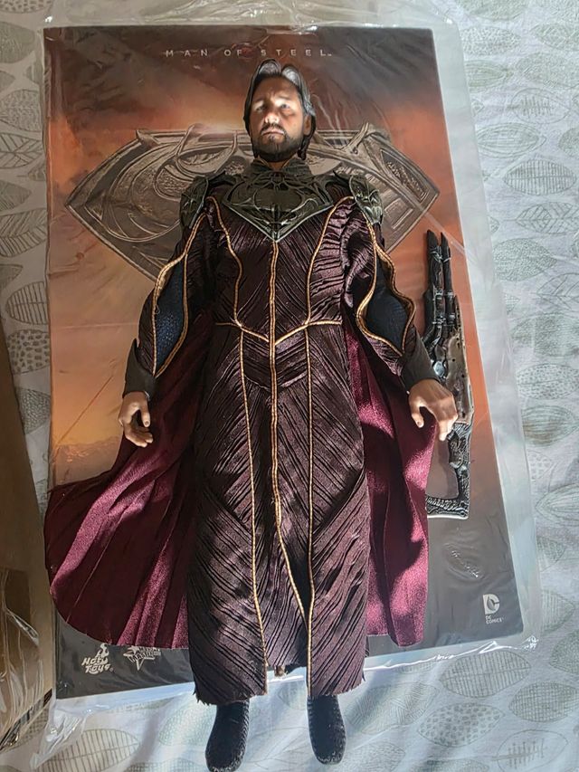 Hot Toys Jor-El 1/6th Scale Collectible Figure