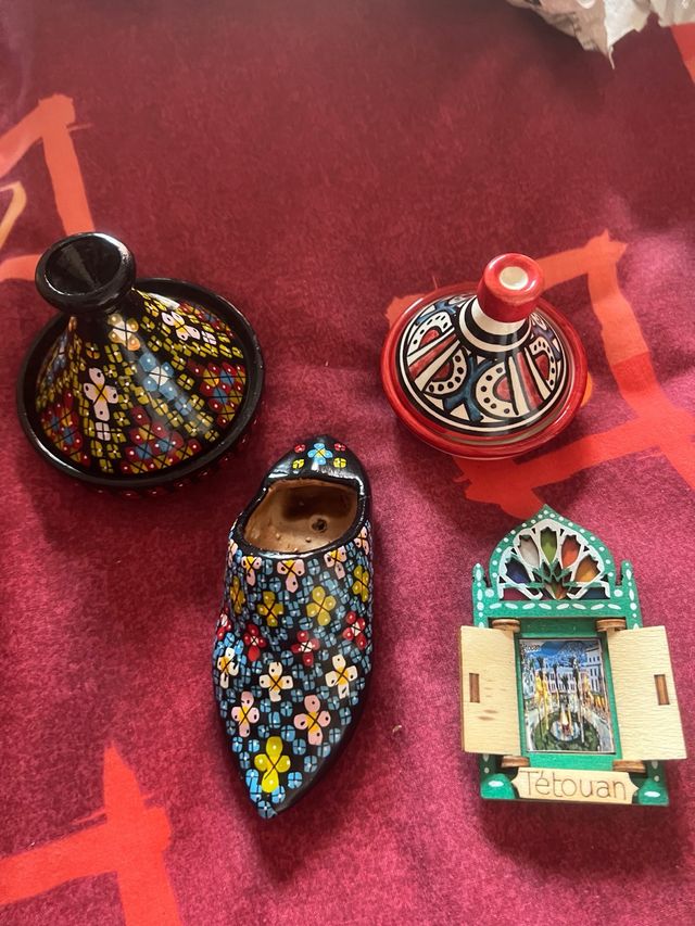 Recuerdos Marruecos: Tajines, Zapato y Ventana