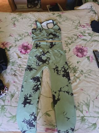 Conjunto deportivo verde y negro