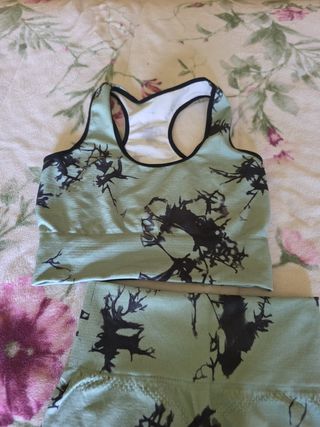 Conjunto deportivo verde y negro
