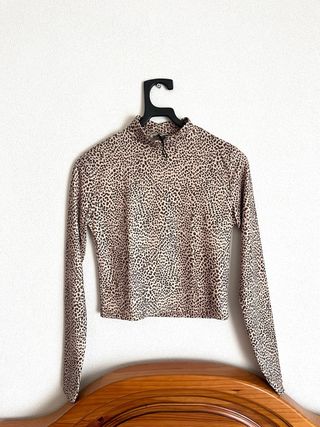 Top estampado animal print leopardo manga larga