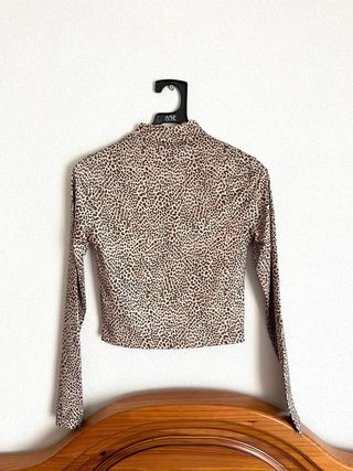 Top estampado animal print leopardo manga larga