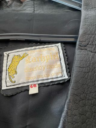 Chaqueta de piel negra