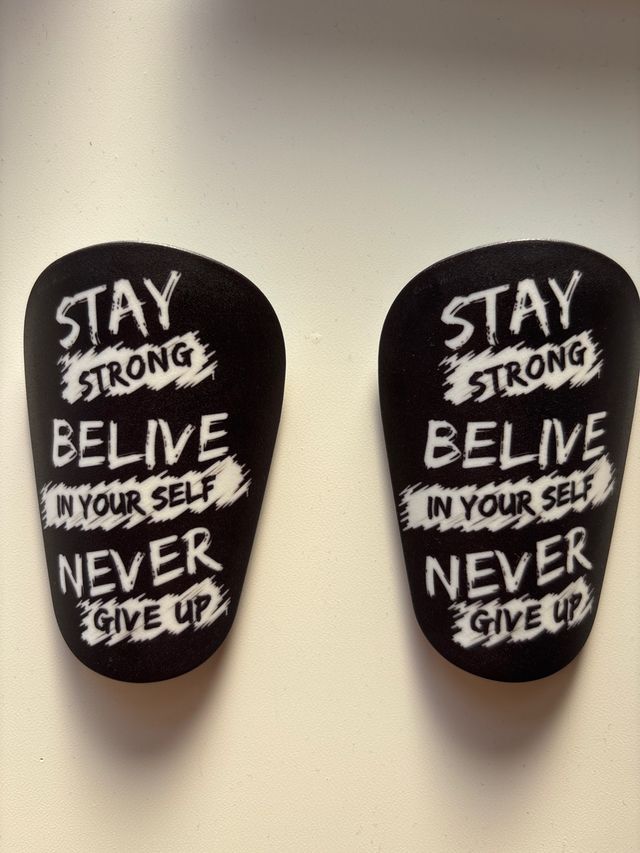 Espinilleras Fútbol Stay Strong