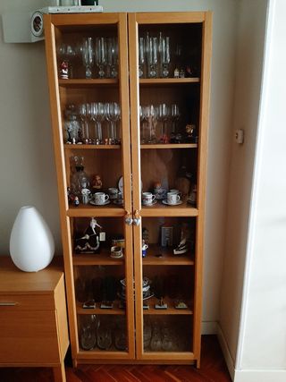 Vitrina de madera y cristal Ikea