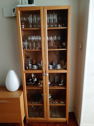 Vitrina de madera y cristal Ikea