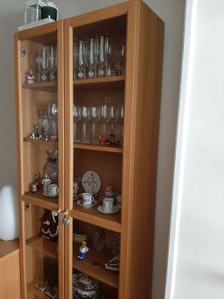 Vitrina de madera y cristal Ikea