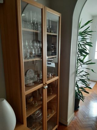 Vitrina de madera y cristal Ikea