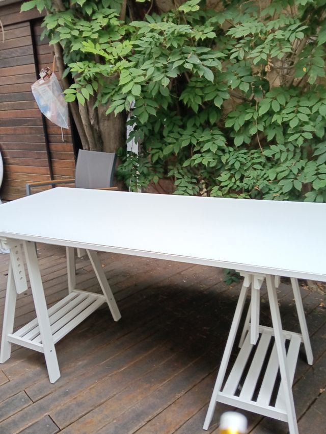 Mesa de estudio blanca