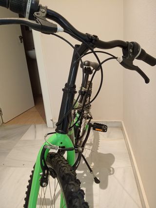 Bicicleta de 24" Negra y Verde